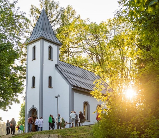 Článek o odhalení poeziomatu u kaple sv. Josefa